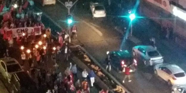 Teravih vakti yüksek sesle yürüyüş yaptılar