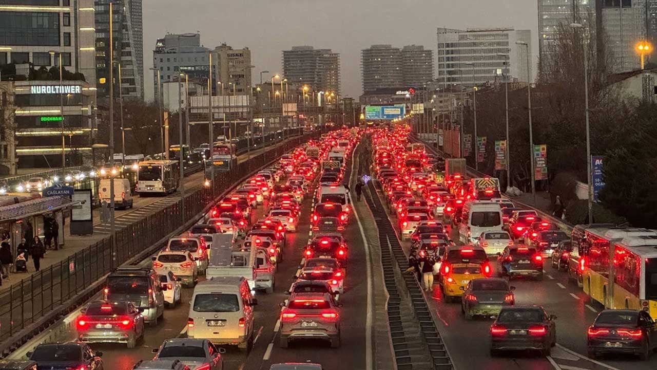 CHP trene bakar gibi bakıyor! İstanbul'da hayat durdu