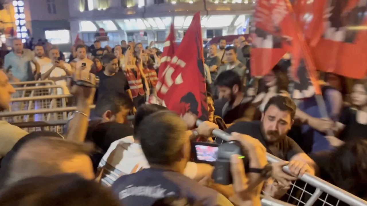 CHP vandallığı: Kemalist eylemciler polise saldırdı