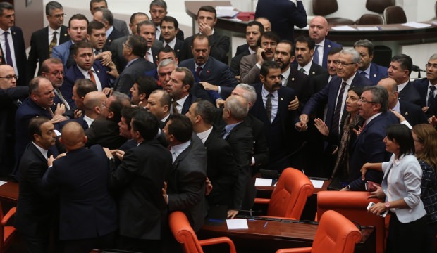 CHP ve MHP'li vekiller birbirine girdi