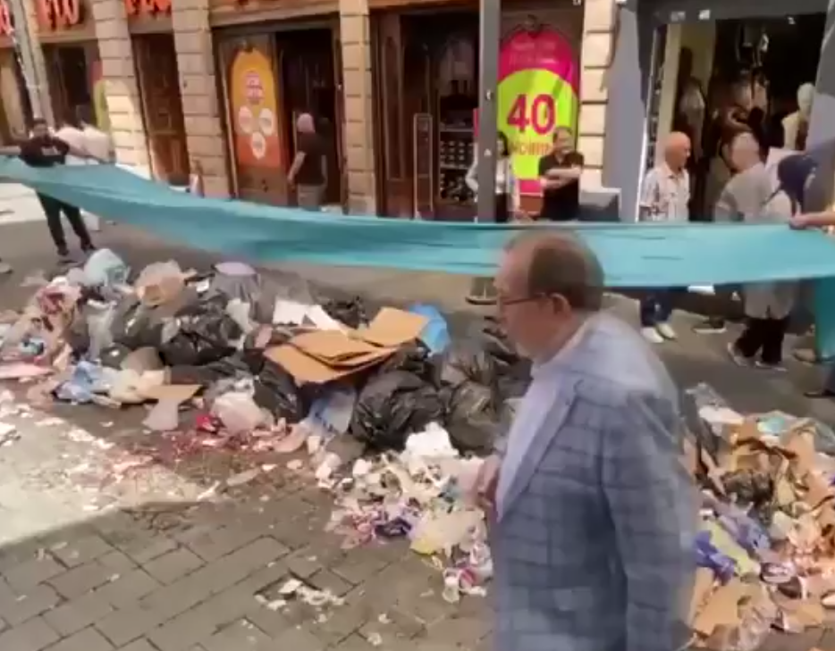 CHP’de "Bant" Zihniyeti Bitmiyor: Çöplerin üzerine poşetle bant çektiler