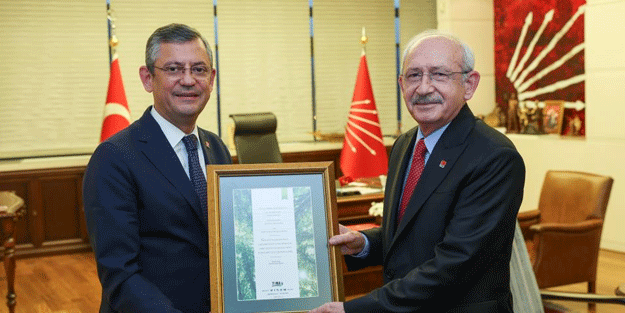 CHP’de devir teslim töreni! Junior Kemal, Bay Kemal'den koltuğu aldı