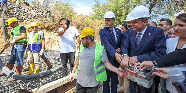 CHP’de her türlü takla var! Din eğitimine 'orta çağ zihniyeti' diyen Özgür Özel cami temeli attı