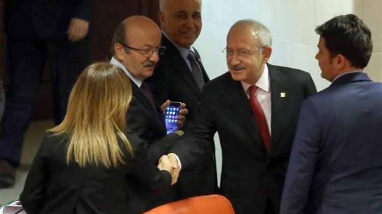 CHP'de ilginç tokalaşma: Krizden sonra ilk kez..
