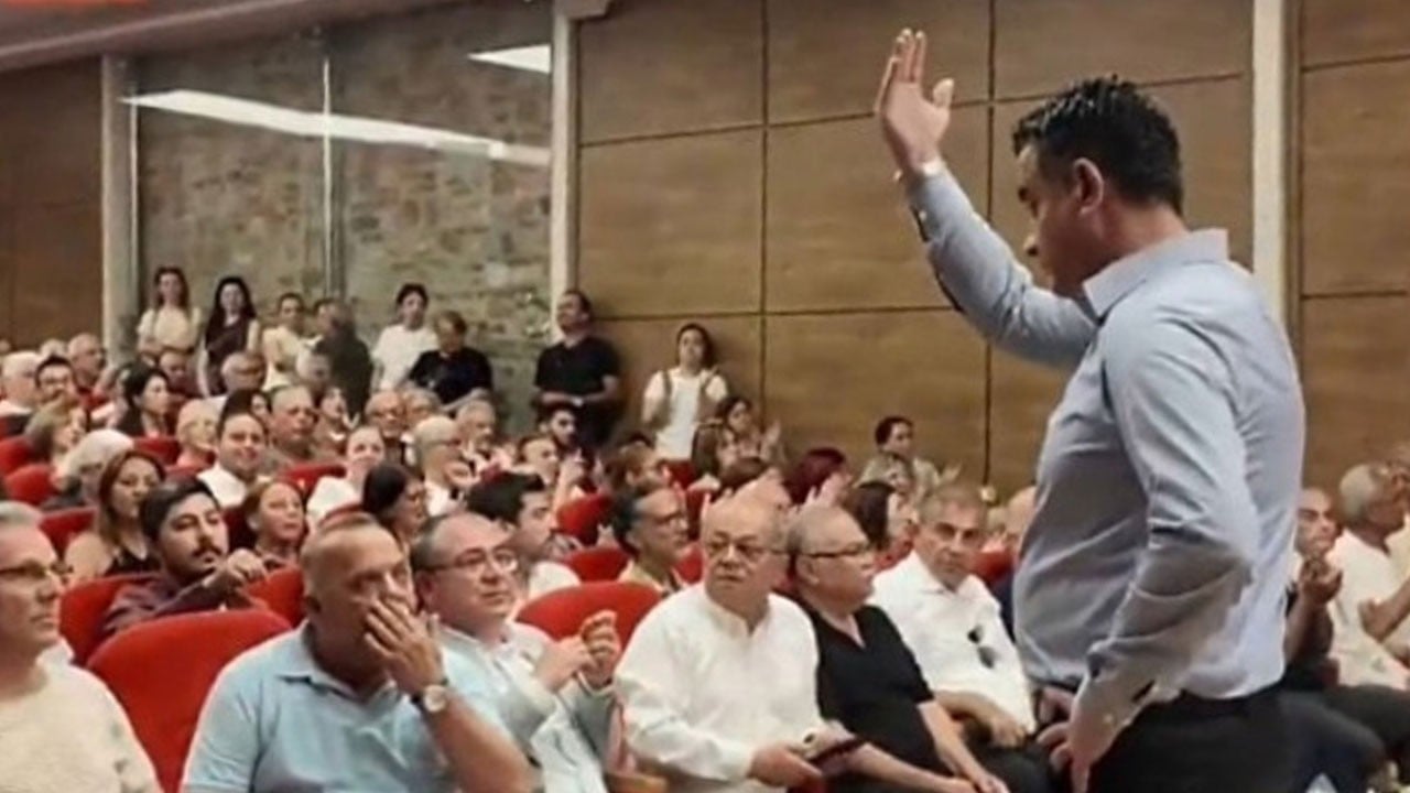 CHP’de koltuk savaşları bitmiyor: Protokolde yer ayrılmayan başkan küsüp salonu terk etti