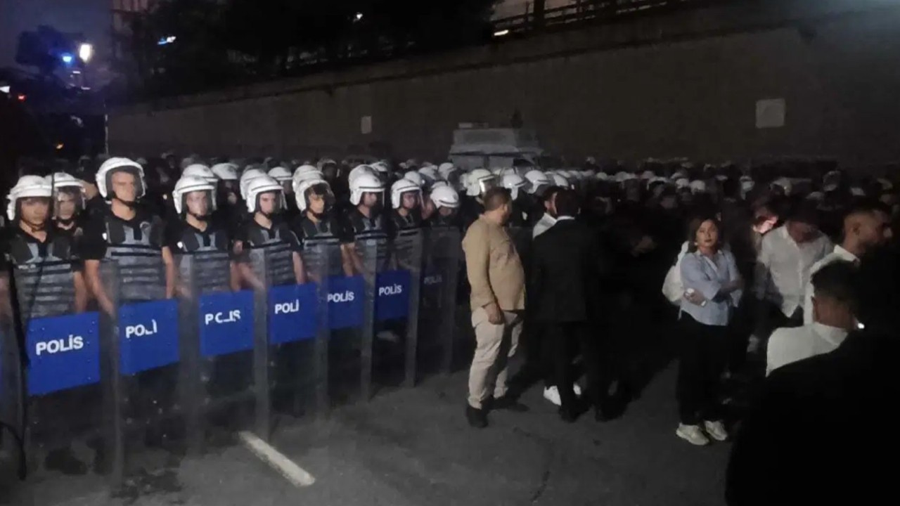 CHP'de neler oluyor? Gürsel Tekin parti binasına geleceğini söylemişti: Yollar kapatıldı