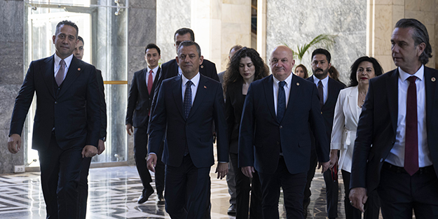 CHP'de randevu krizi! 'Özgür Özel sadece selam verip geçiyor'