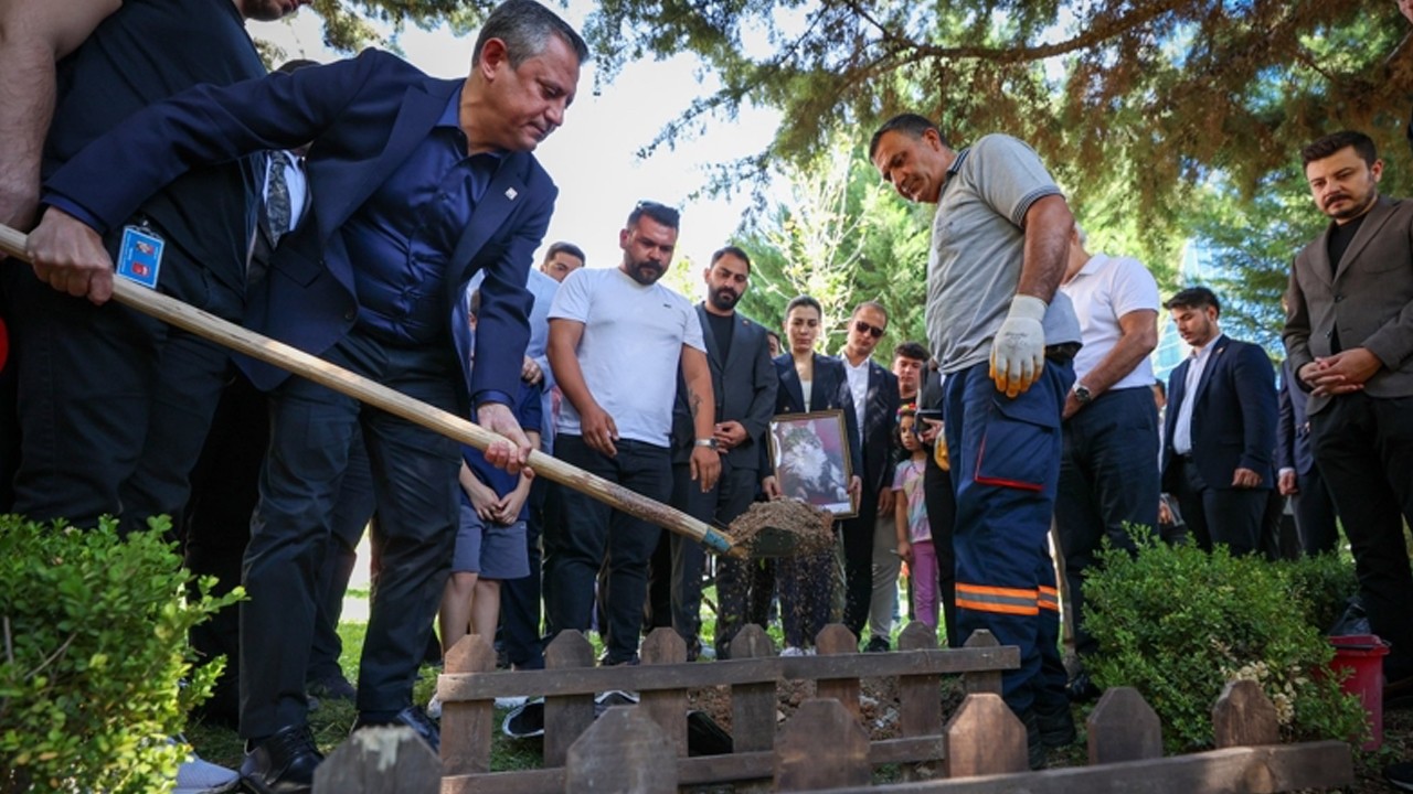 CHP’de taht kavgaları büyüyor! Özgür Özel, partisini kendi eliyle gömüyor