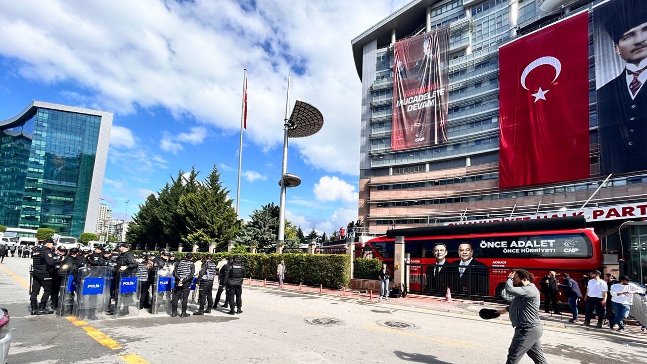 CHP’de taş ve su şişeleri havada uçuştu! Kavgayı binadan dışarı atılan taşlar başlattı