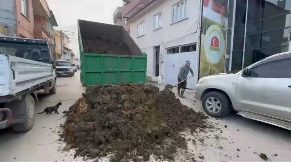 CHP’de tezek günü! Başkanın kapısına bir kamyon b..k döktüler