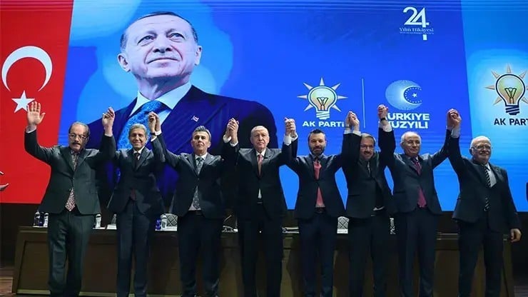 CHP’den AK Parti’ye iki katılım daha! Rozetleri Erdoğan takacak