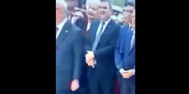 CHP’den büyük terbiyesizlik! Depremzedelerin haberini yapan gazeteciye el hareketi çekti