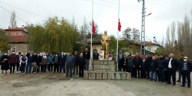 CHP'den etkilendikleri düşünülen Büğet köyü sakinleri yaptırdıkları 'heykel açılışında' buluştu!