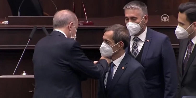 CHP'den istifa edip AK Parti'ye geçti! Rozetini Erdoğan taktı