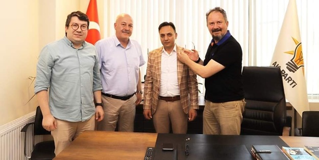 CHP'den istifa edip AK Parti'ye katıldı