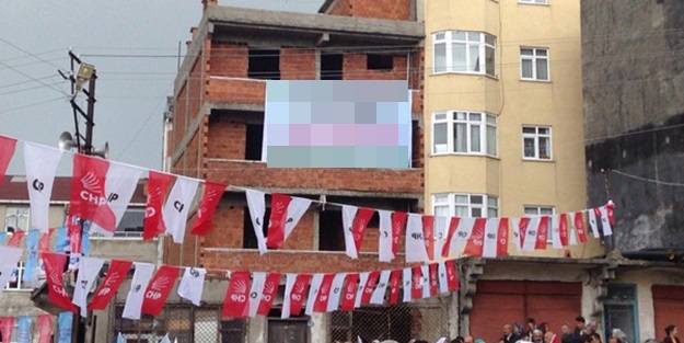 CHP'li adayı şaşkına uğratan pankart!