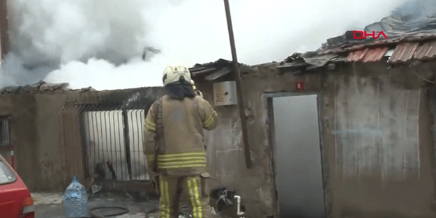 CHP'li Albayrak yönetimindeki itfaiyeden büyük başarı! İçi boş tek odalı gecekondu yangınını söndürdüler