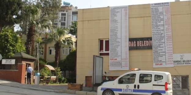 CHP'li Başkan belediye binasını satışa çıkardı