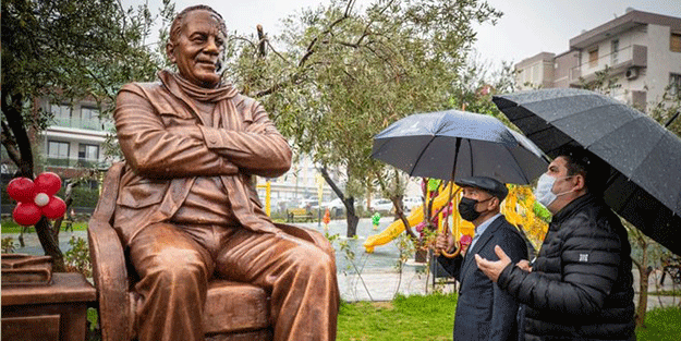 CHP’li başkan çalışıyor! Tunç Soyer’den heykele ziyaret