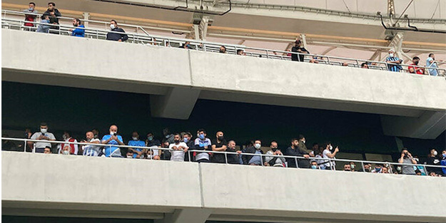 CHP'li Başkan Karalar taraftarlarla poz verdi: 3 bin Adana Demirspor taraftarını tribüne kaçak aldılar!