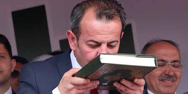 CHP'li başkan Kur'an-ı Kerim'i öperek göreve başladı!