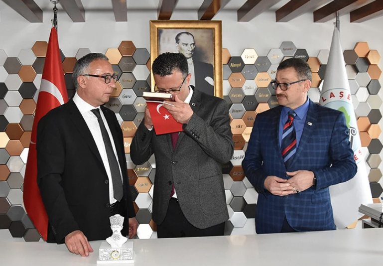 CHP’li başkan Kur’an’ı öperek göreve başladı! Laiklik elden gidiyeah!