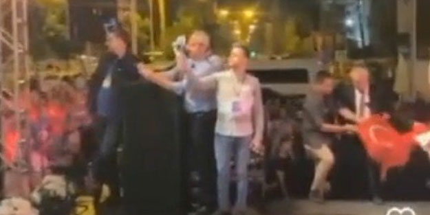 CHP'li Başkan Türk bayrağını yere attı