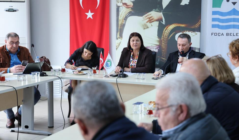 CHP’li başkan ve Meclis üyesi birbirine girdi: Satış onayı yoksa mikrofon da yok!