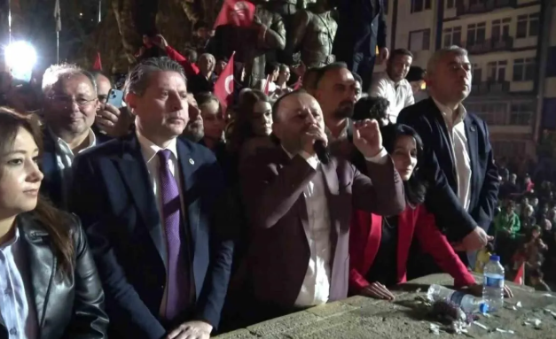 CHP’li başkandan gençlere olay tehditler! Aynısı AK Partililere yapılınca Dilruba gibi protokolde ağırlıyorlar