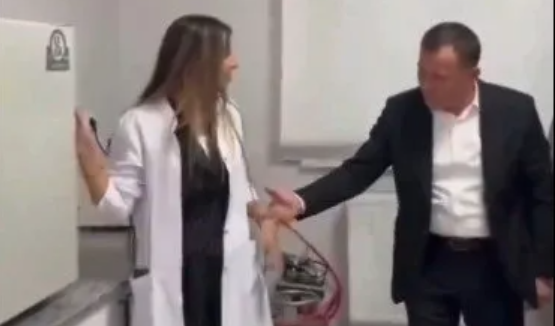 CHP’li başkandan uygunsuz davranış! Kadın çalışanın elinden tutup…