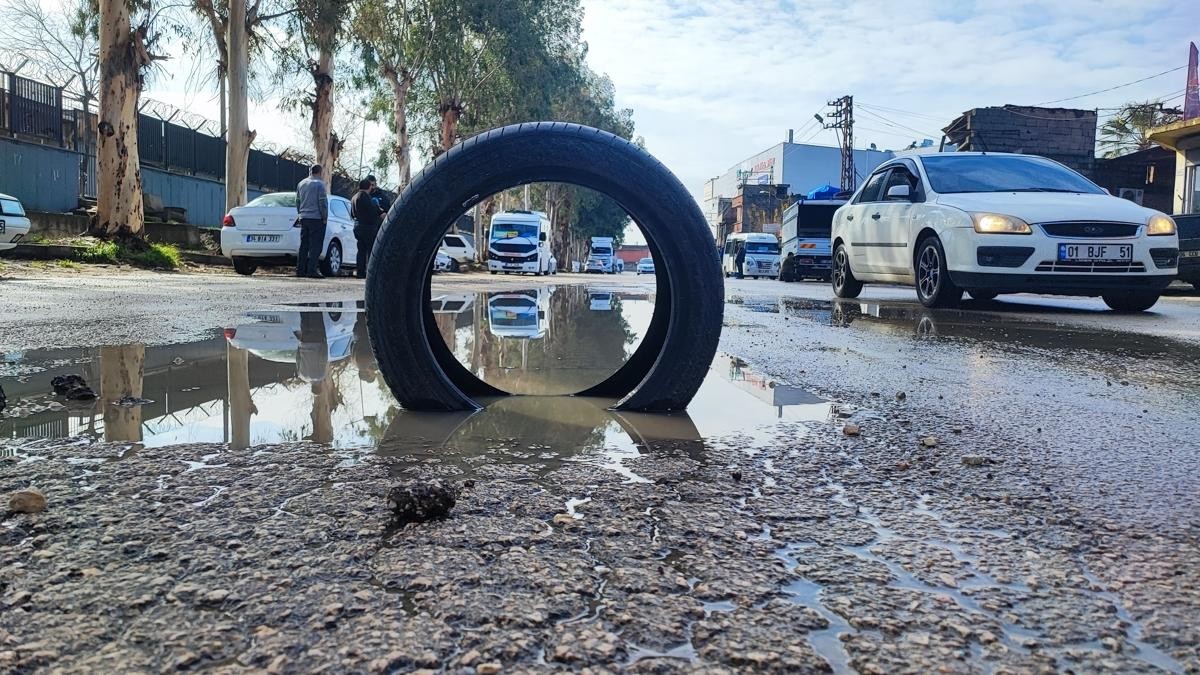 CHP'li belediye Adana'yı kaderine terk etti! Köstebek yuvasına dönen yollara vatandaş 'lastikli' neşter vurdu