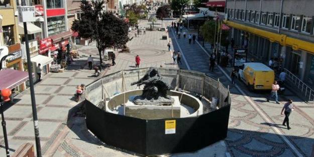 CHP'li belediye 'az görünüyor' diyerek heykel taşıdı