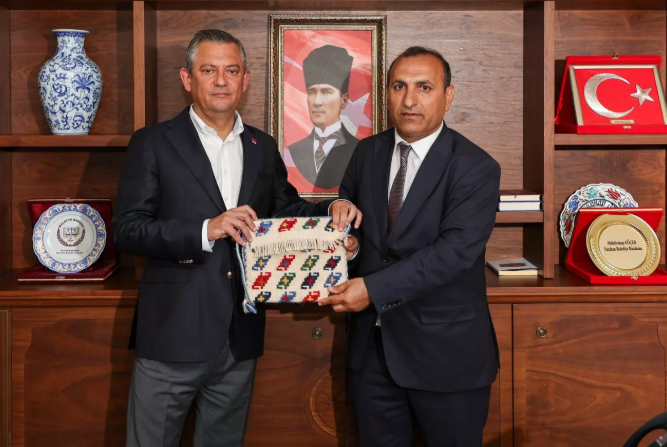 CHP’li Belediye Başkanlarının işi çok zor. Çalarsa devlet görevden alıyor! Çalmazsa CHP görevden alıyor."