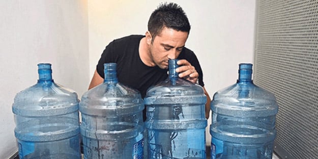 CHP’li belediye Emir Başer’i garson diye işe aldı, damacana koklattı