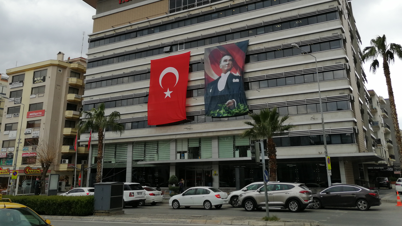 8 aydır maaş alamayan işçiler CHP'li Belediye Başkanı'nı protesto ettiler