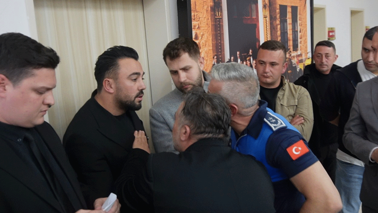 CHP’li belediye karıştı! Minibüsçülerden belediye meclisini bastı