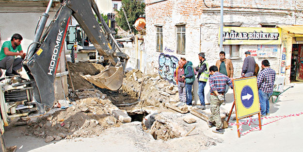 CHP’li belediye mezar taşlarını kanalizasyonda kullanmış