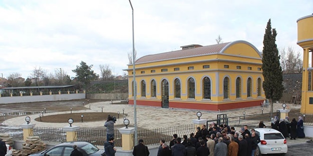 CHP'li belediye türbeyi düğün salonu yapıyor