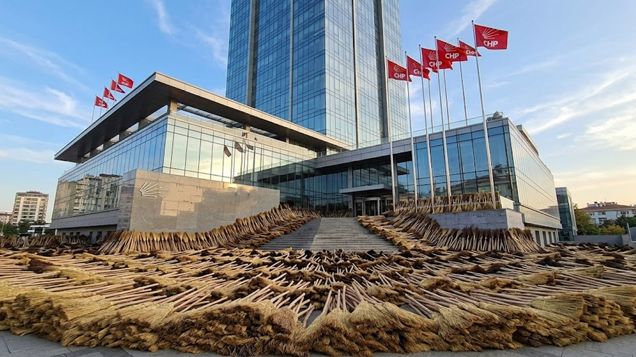 CHP'li belediyede bir garip ihale! 130 bin adet çalı süpürgesi ne için alınır?