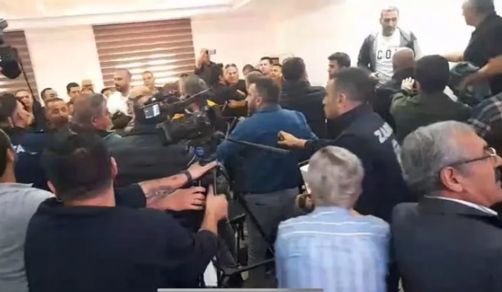 CHP’li belediyede skandal! Meclis salonu ringe döndü. Sorulara yumrukla cevap verdiler