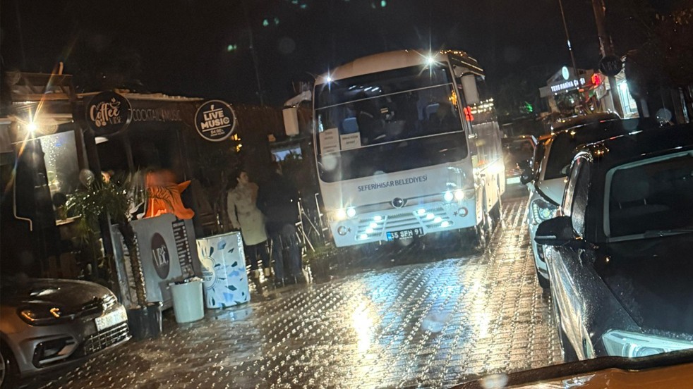 CHP’li belediyede skandal! Resmi araçla alemlere aktılar