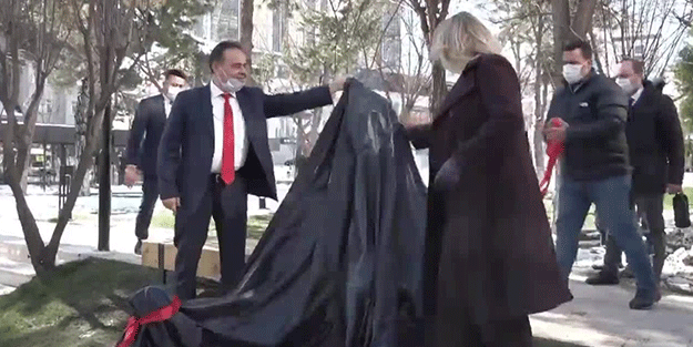 CHP'li belediyeden 'büyük icraat' Mustafa Kemal'i ısıran köpeğin heykelini diktiler