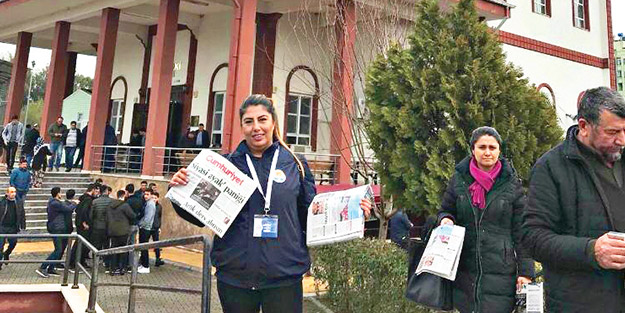 CHP’li belediyeden cami önünde bedava Cumhuriyet gazetesi dağıttırma rezaleti!