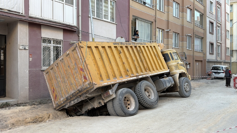 CHP'li belediyeler tel tel dökülüyor! Yol çöktü, hafriyat kamyonu çukura saplandı