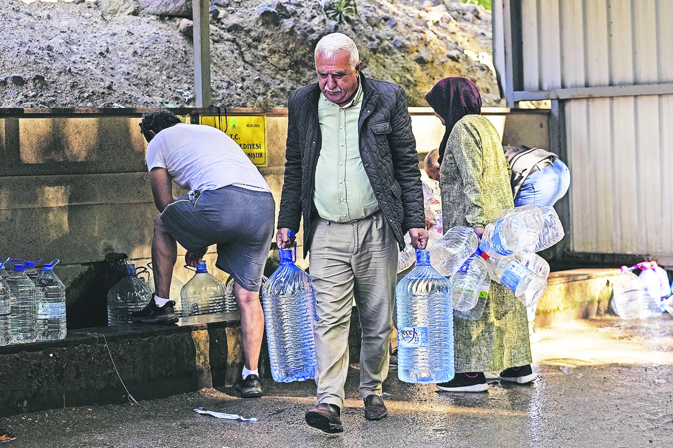 CHP’li belediyeler vatandaşları bir yudum suya hasret bıraktı! Önce kasaları sonra muslukları kuruttular