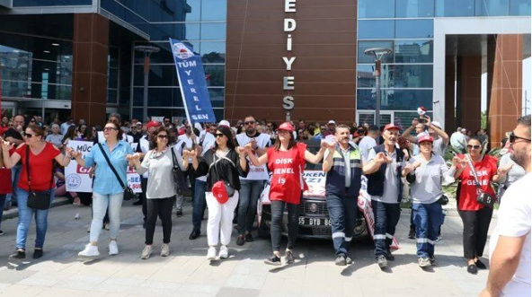 CHP’li belediyelerde isyan! Bayraklı’da işçiler koridora böyle girdi… Direne direne kazanacağız