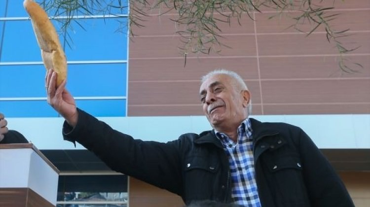 CHP'li Bayraklı Belediyesi'ne ekmekli tepki! Seçimde görüşeceğiz...