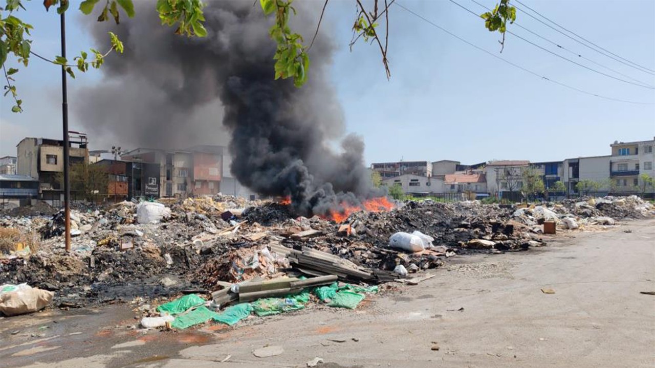CHP’li Buca Belediyesi’nden vahşi çöp depolama alanı Bilinmeyen(!) nedenle yangın çıktı