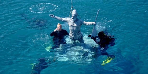 CHP'li Çeşme Belediyesi denize de heykel dikti!