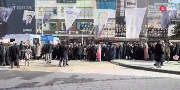 Belediyenin fabrikası ile CHP propagandası! Sandığı gören Ekrem ekmek dağıtıyor